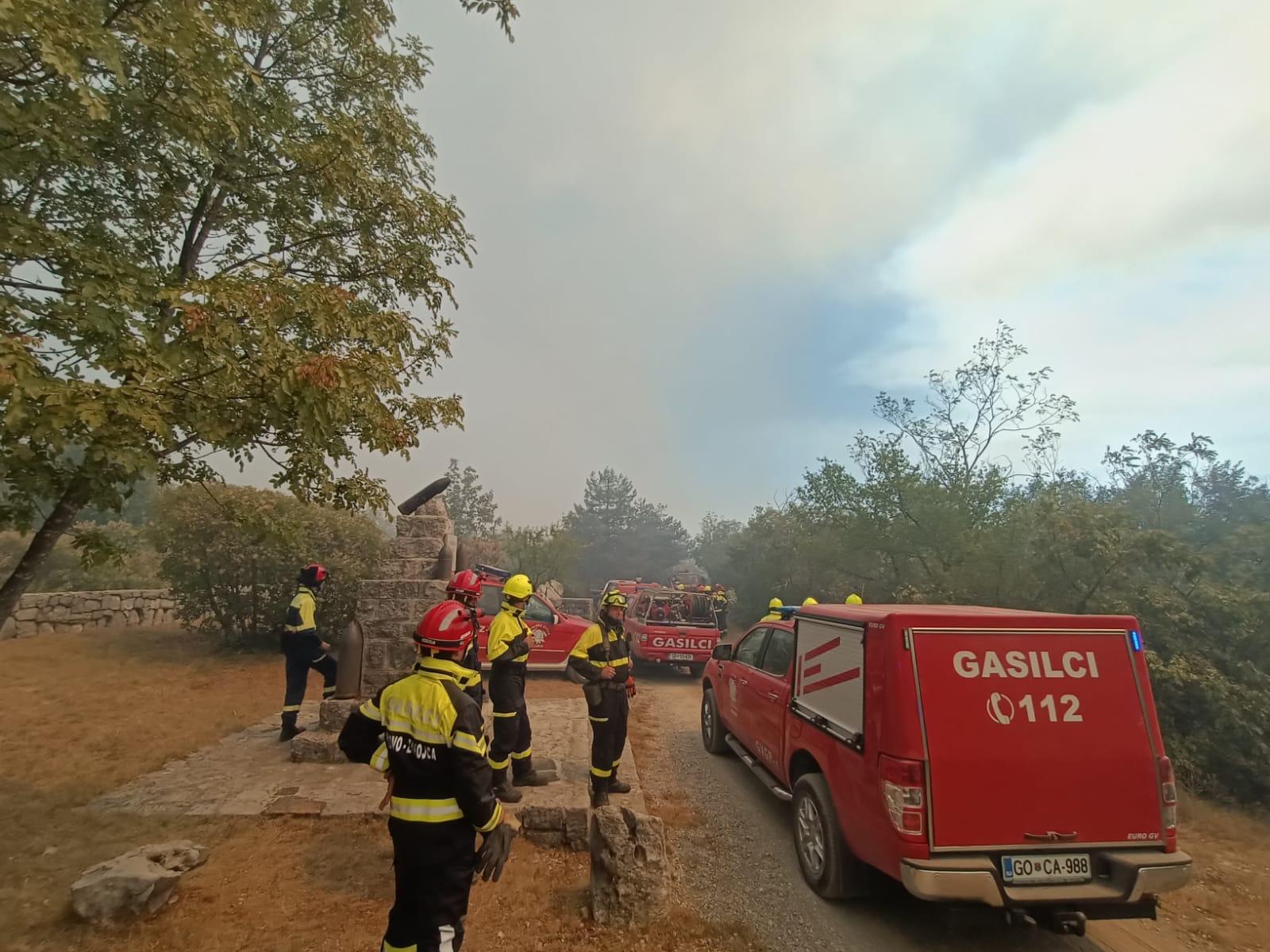 Copertina per Carso sloveno in fiamme, il vento alimenta il vasto incendio